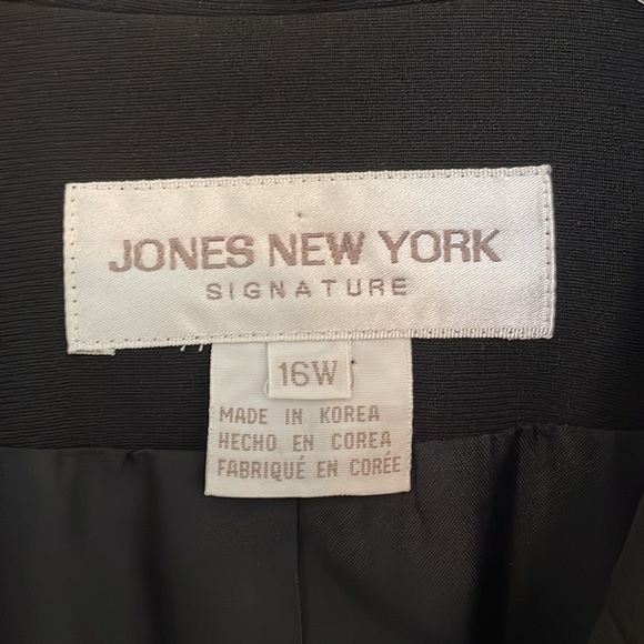 Jones New York signature, lightweight black blazer with two buttons - Picture 2 of 5